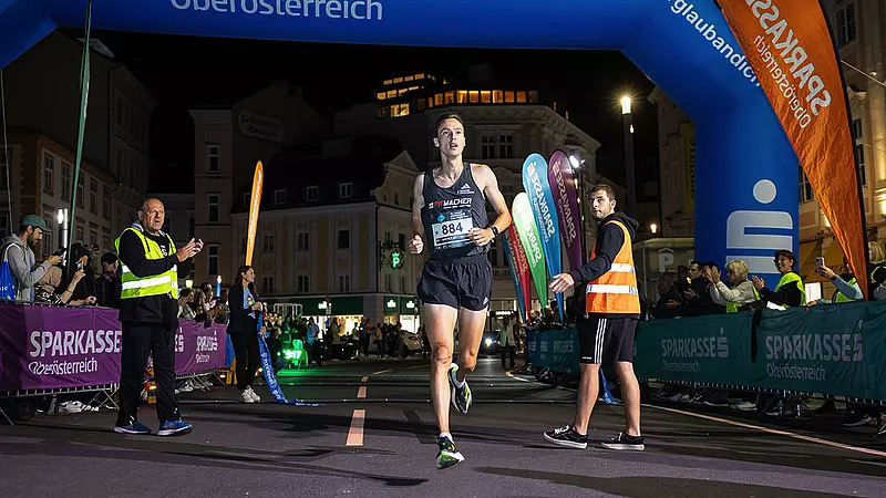 Linzer Sparkasse City Night Run 2024: Sieger Dominik Stadlmann vom ÖBV Pro Team Wien
